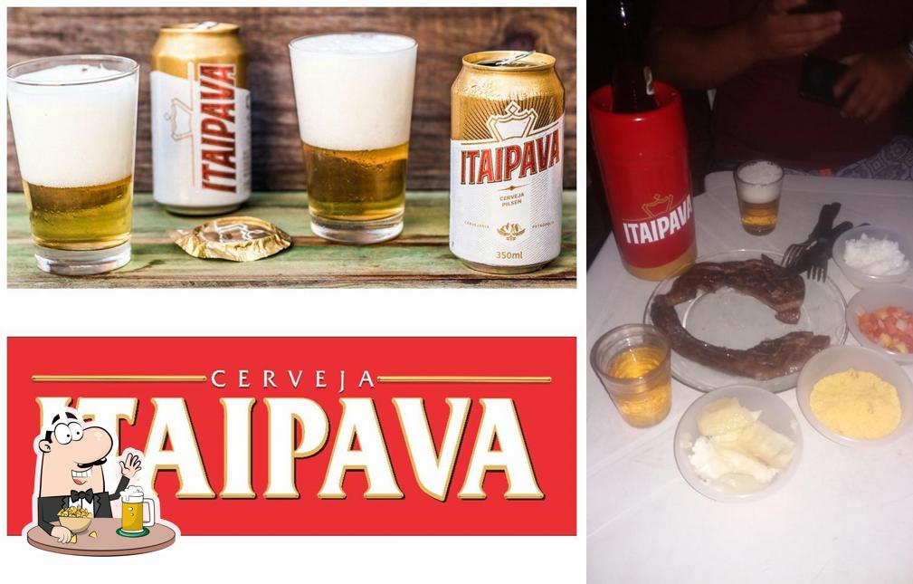 Desfute um copo de cerveja leve ou escura