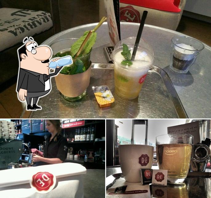 Parmi les différentes choses de la boire et la comptoir de bar, une personne peut trouver sur Douwe Egberts Café