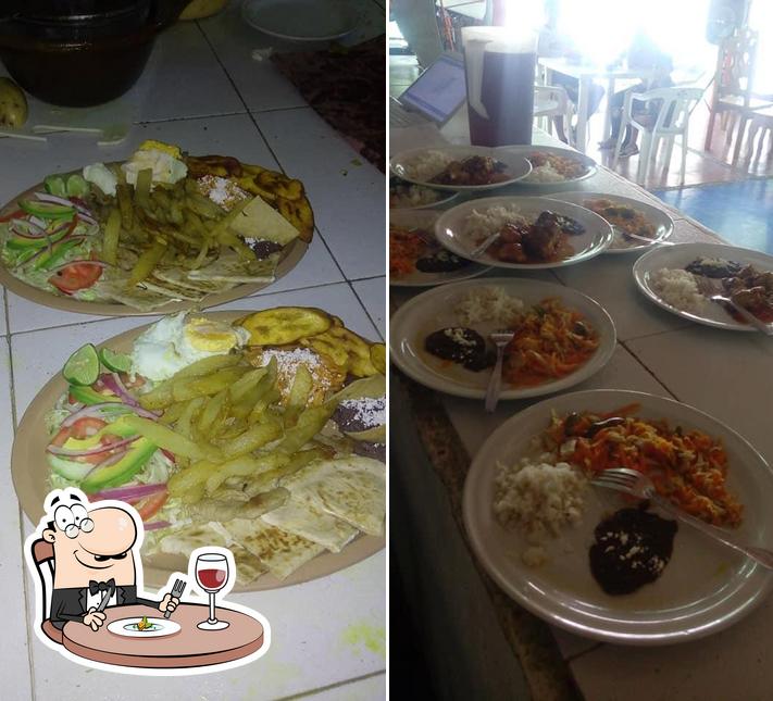Еда в "Palapa Restaurante "POZA AZUL""