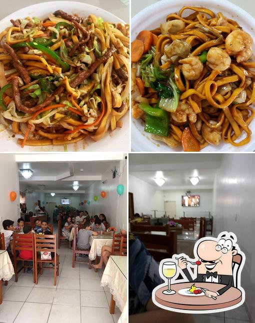 Confira a foto apresentando comida e interior no Panda Restaurante Chinês