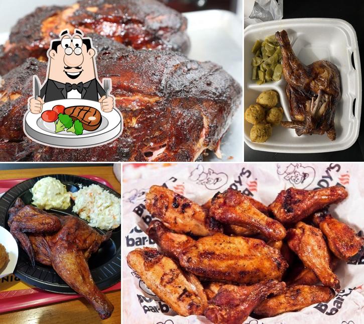 Prueba un plato con carne en Buddy's Bar-B-Q Cleveland