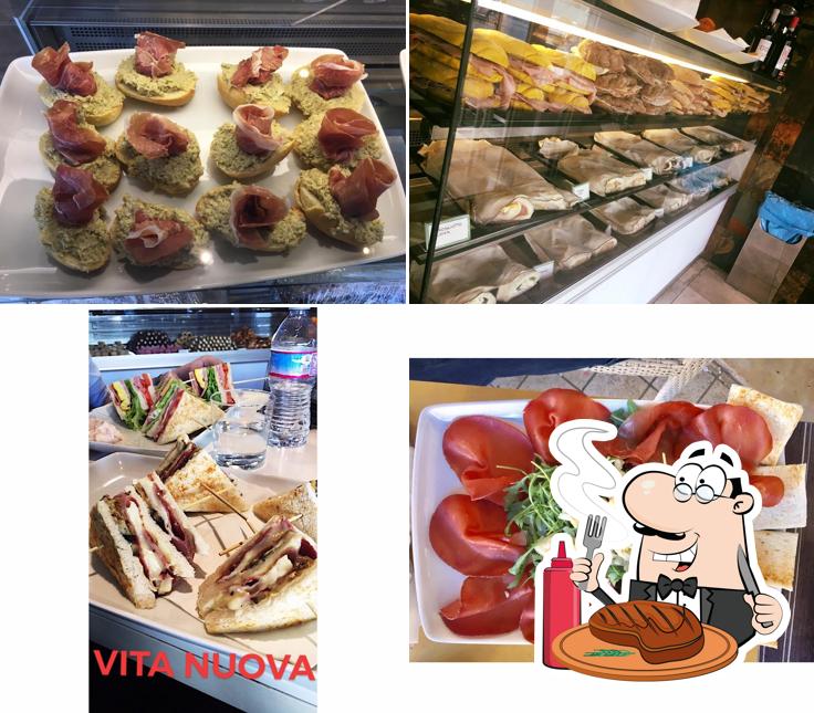 Holt ein Fleischgericht bei Vita Nuova Coffee & More