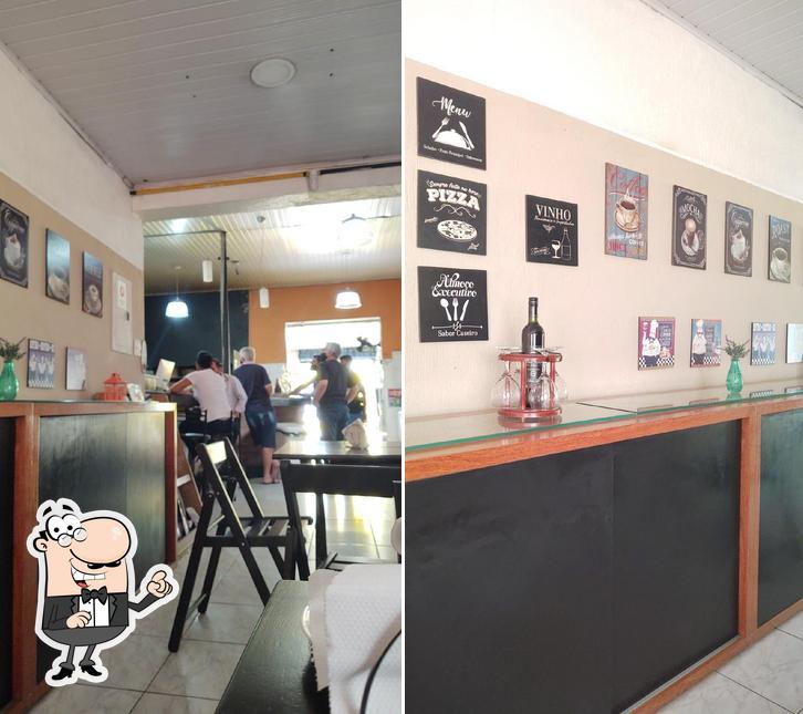 Sente em uma das mesas no Pizzaria Sorveteria e Padaria Fratelli