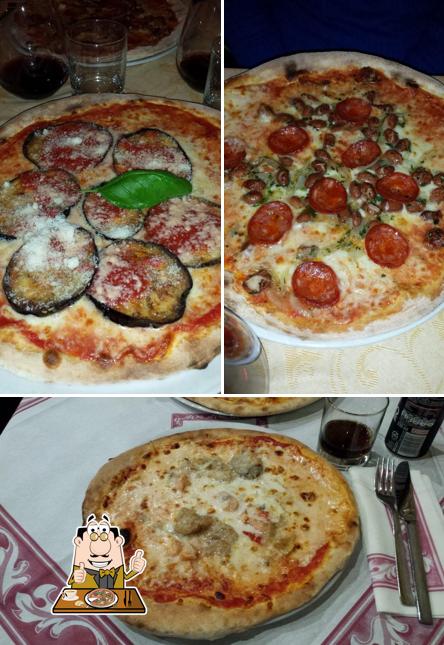 Order pizza at Vecchia Napoli