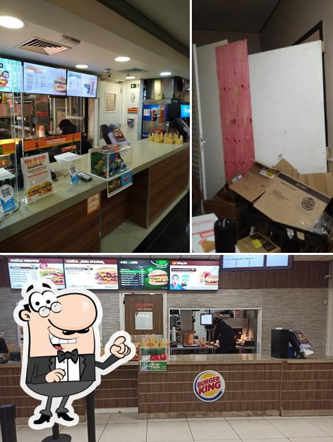 Sente em uma das mesas no Burger King