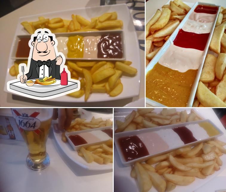Order fries at Café y Copas OK