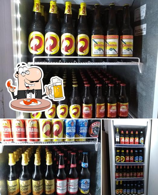 Desfute uma tulipa de cerveja leve ou escura