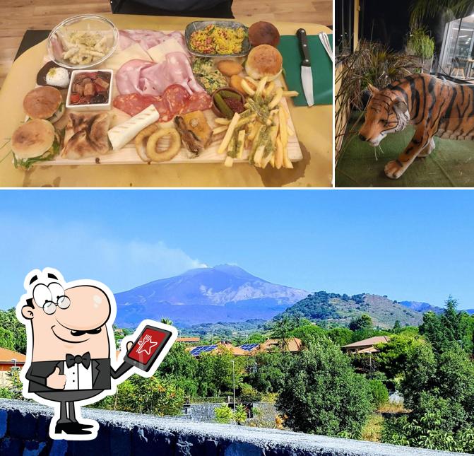 La immagine della esterno e cibo di Gorilla Theme PUB