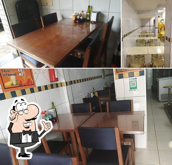 O interior do Jhs Lanches E Refeições