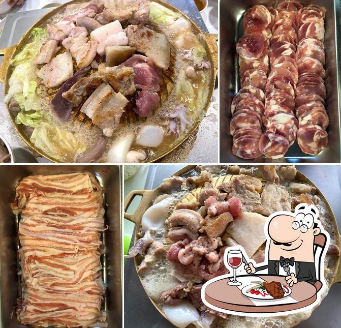 Elige un plato con carne en Chang Phueak Mu Kratha
