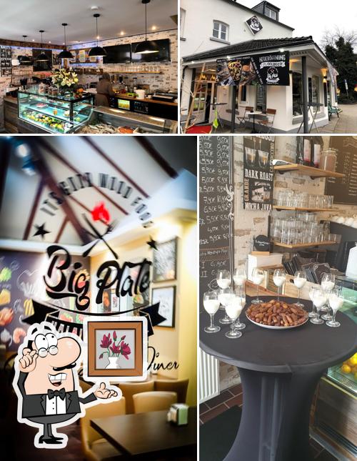 Installez-vous à l'une des tables de BIG PLATE HALAL&HANDMADE