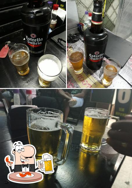 Desfute um copo de cerveja leve ou escura