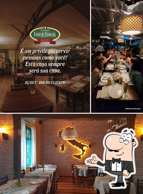 O interior do Restaurante Funiculì Funiculà em Blumenau