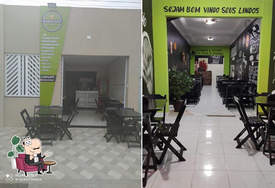 Sente em uma das mesas no Barbosão Burger