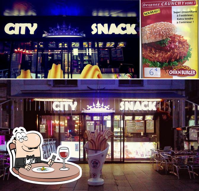 Jetez un coup d’oeil à l’image affichant la nourriture et intérieur concernant City Snack