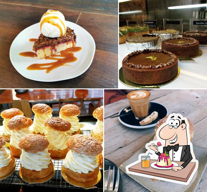 "Bougain Cafe & Craft • ブーゲン カフェ＆クラフト" представляет гостям широкий выбор сладких блюд