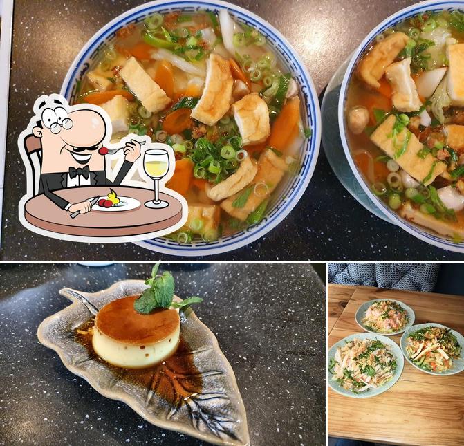 Parmi les différentes choses de la nourriture et la table à manger, une personne peut trouver sur Phở & Bánh Mì