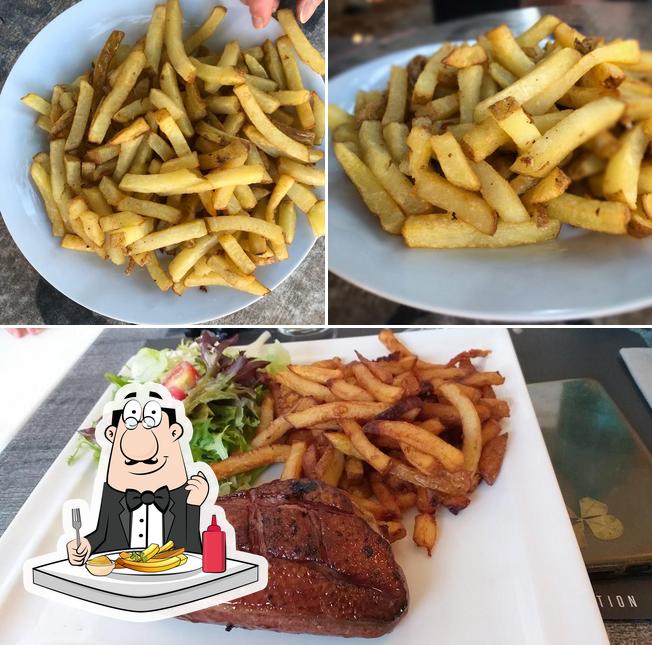 Dégustez des frites à CAFE DES ARTS