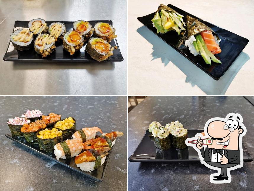 Sushi rolls are available at Restaurante Sushi Oishii