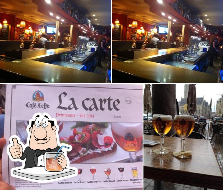 Voici la photo indiquant la boire et comptoir de bar sur Cafe Leffe