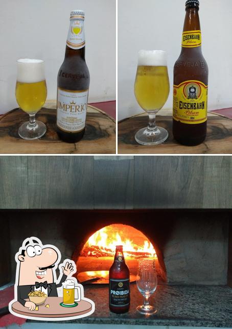 Desfute um copo de cerveja leve ou escura