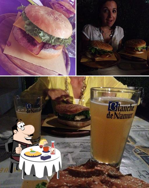Ordina uno dei tipi di hamburger disponibili a Xxl Paninator American Food