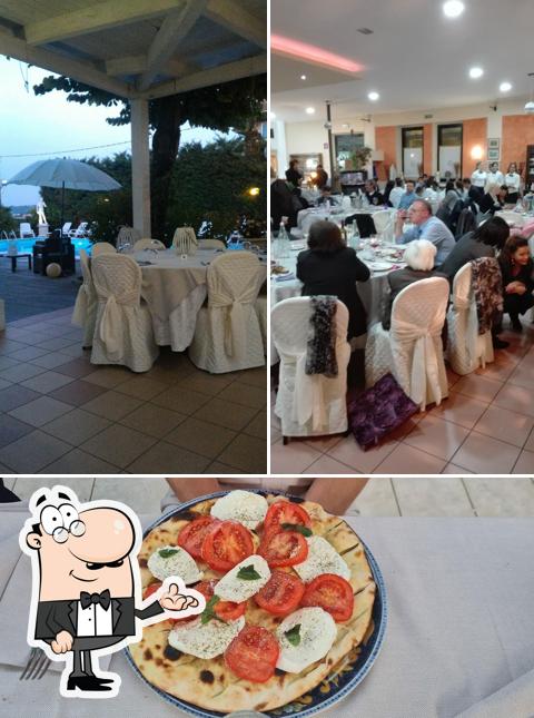 Tra le diverse cose da Piccolo West Garden si possono trovare la interni e cibo