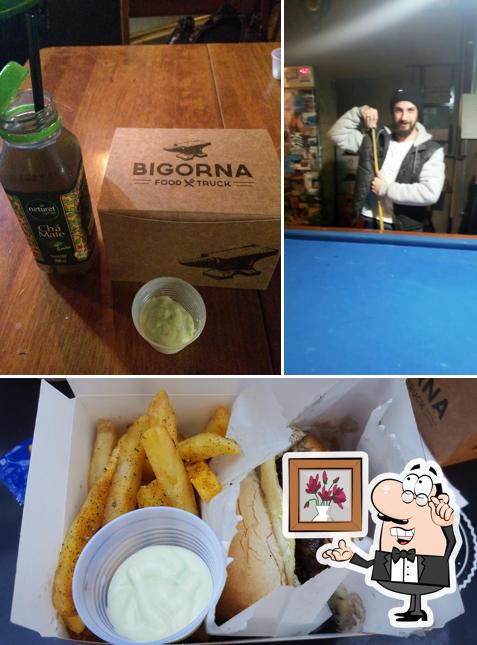 Confira a foto apresentando interior e comida no Bigorna Food Truck