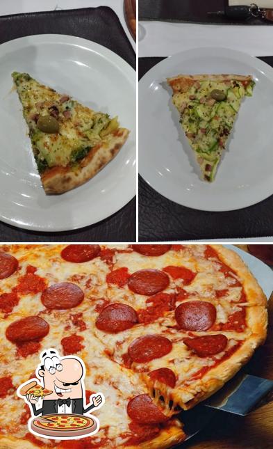 Escolha pizza no Restaurante Pizzarias Cayres