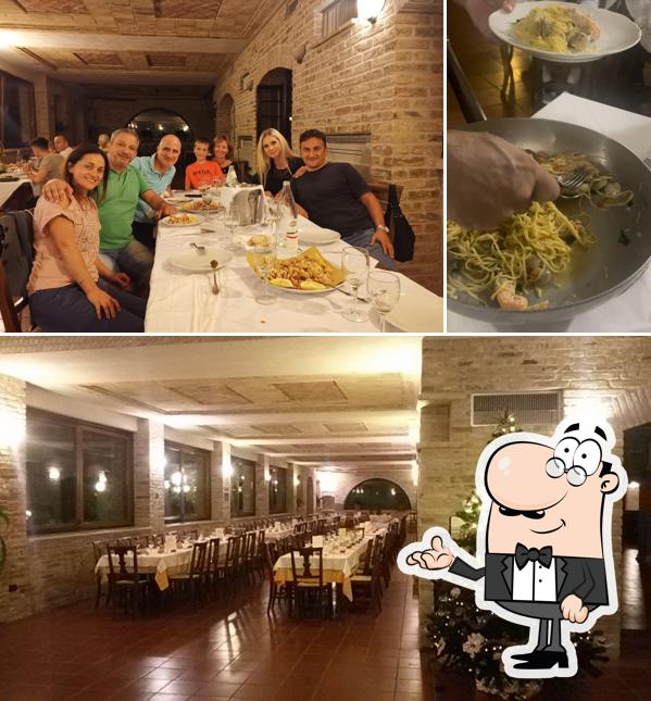 Ristorante Pasqualò si caratterizza per la interni e tavolo da pranzo