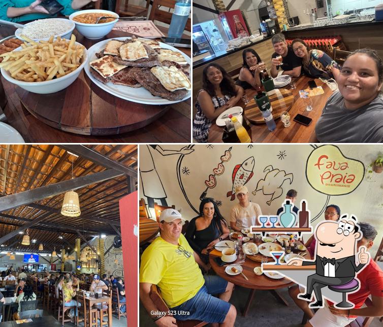 O interior do Fava Praia Bar