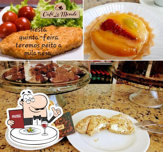 Platos en Café Le Monde