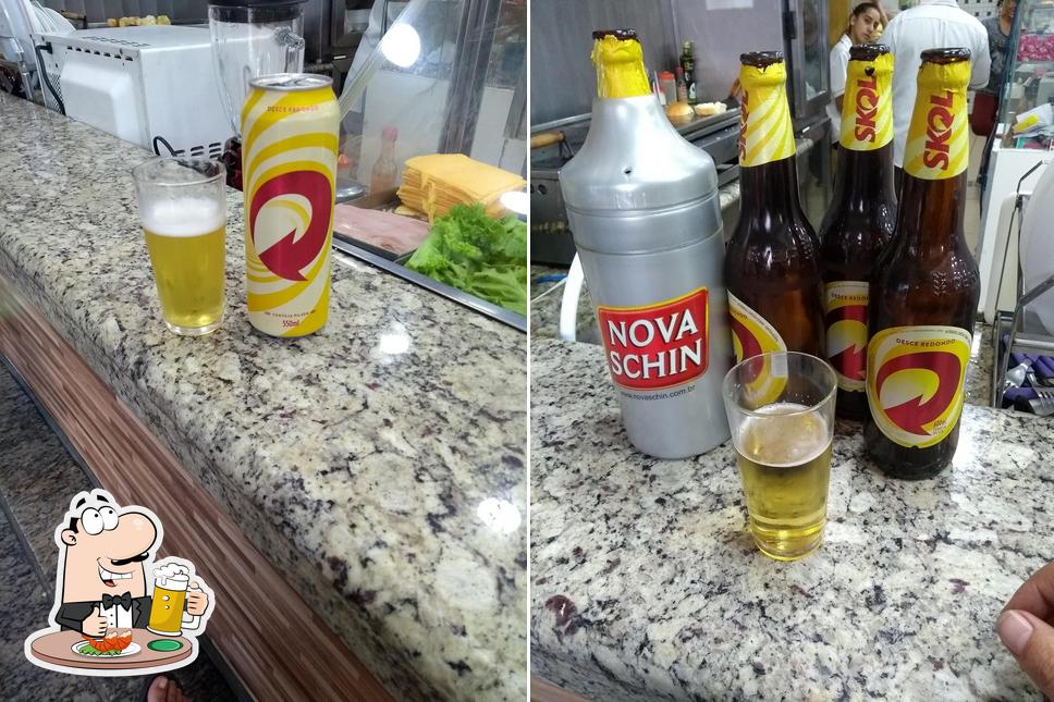 Desfute uma tulipa de cerveja leve ou escura