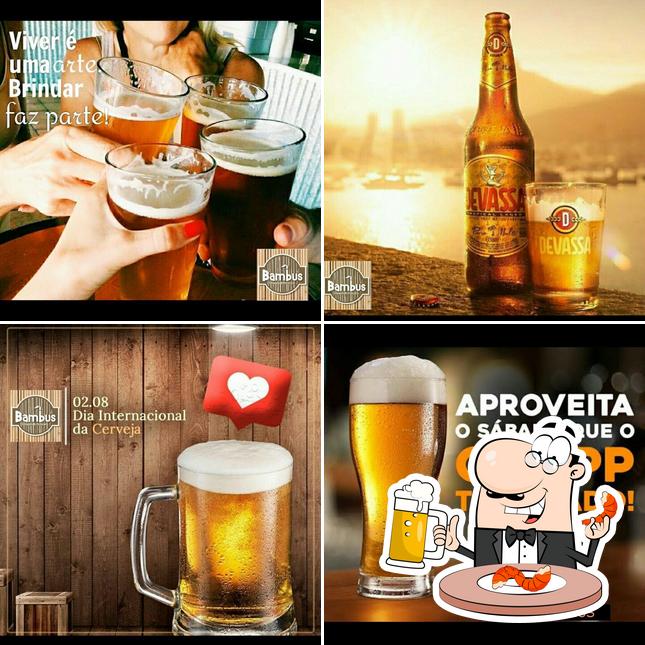 Desfute um copo de cerveja leve ou escura