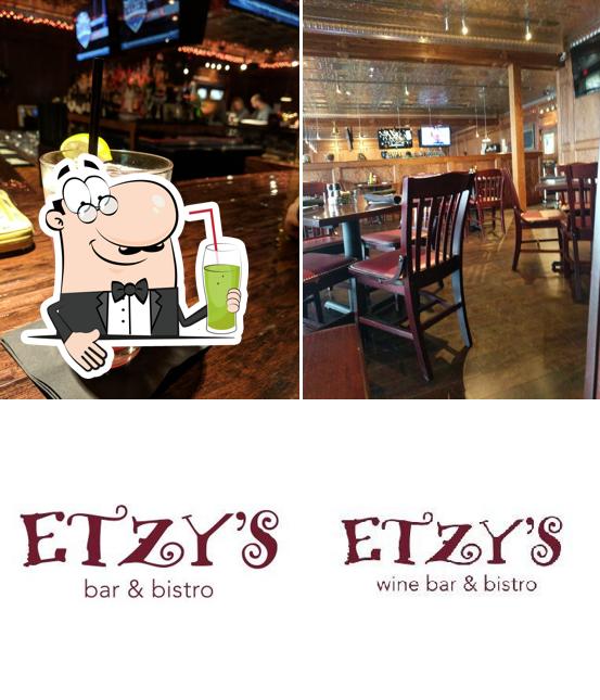 Disfrutra de una bebida en Etzy's Bar & Bistro