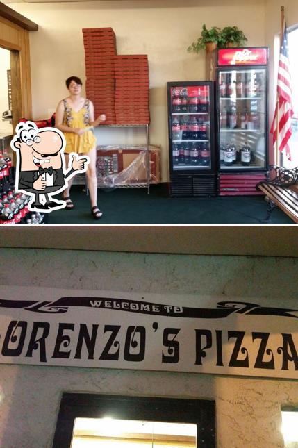 Mire esta imagen de Lorenzo's Pizza