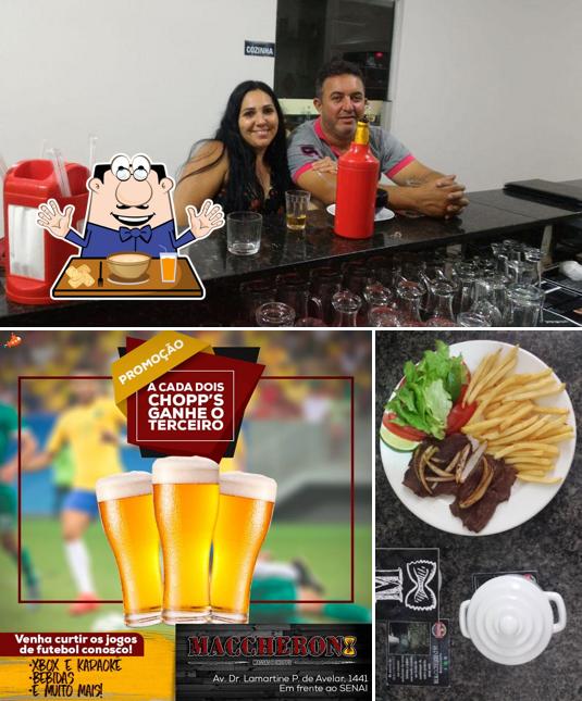 Esta é a imagem ilustrando comida e balcão de bar no Maccheroni Massas & Chopps