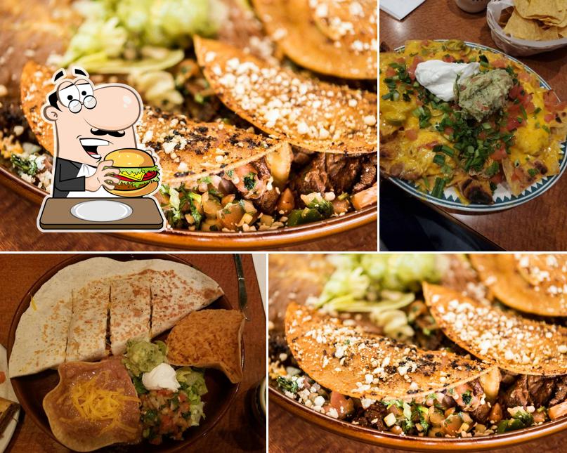 Закажите гамбургеры в "Mis Tres Amigos Mexican Restaurant"
