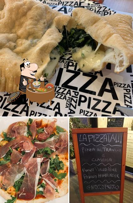 Questa è la foto che presenta la cibo e lavagna di la Pizzata