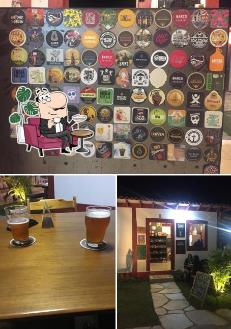 Confira a imagem mostrando interior e comida no Êiou Cervejas Especiais