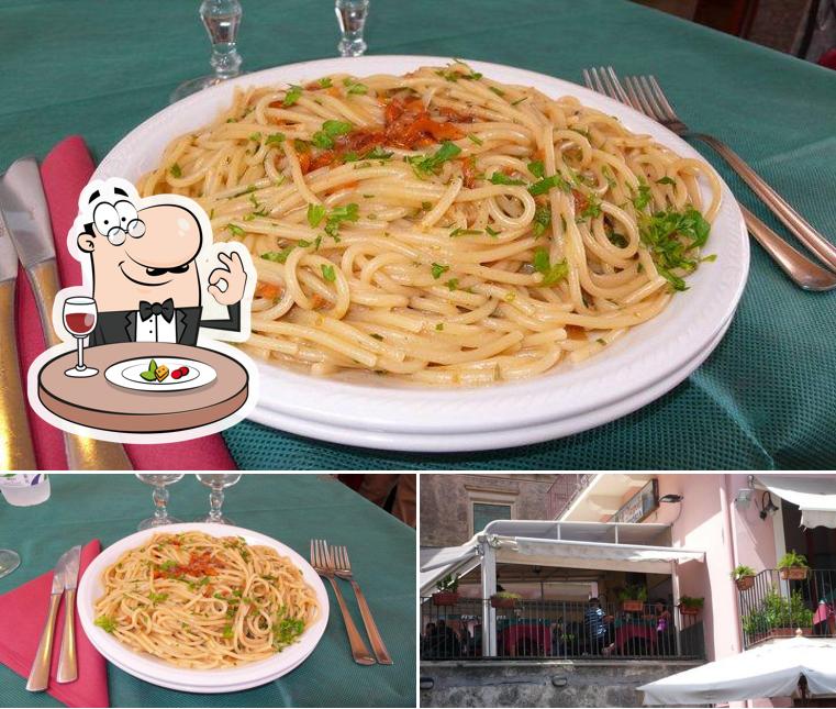 Tra le varie cose da Trattoria Il Nespolo si possono trovare la cibo e esterno