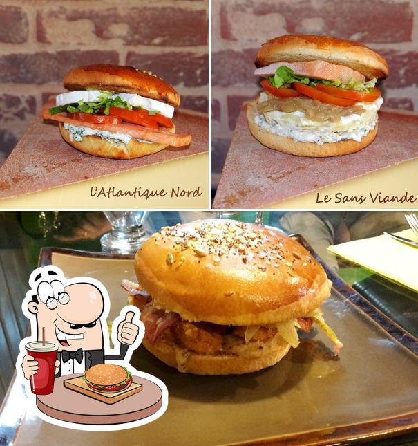 Commandez un hamburger à SCRUMMY BURGER