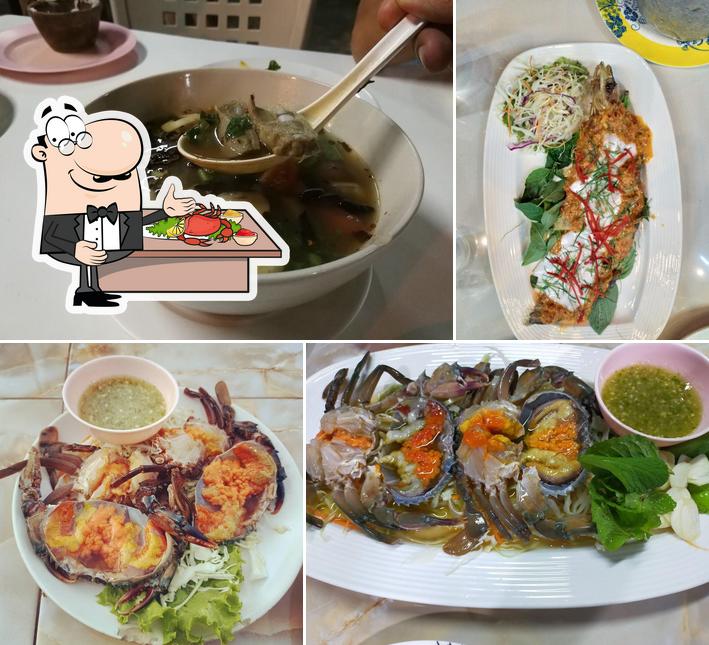 Order seafood at Khao Hom Restaurant