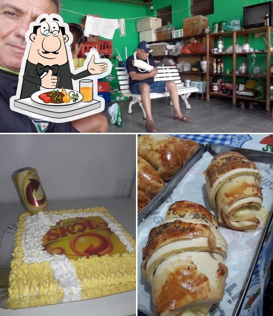 Dê uma olhada a foto ilustrando comida e interior a Panificadora Lauana