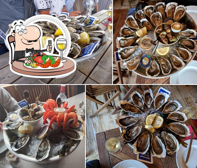 В "Cabane à Dégustation des Huîtres Papillon" вы можете заказать различные блюда с морепродуктами