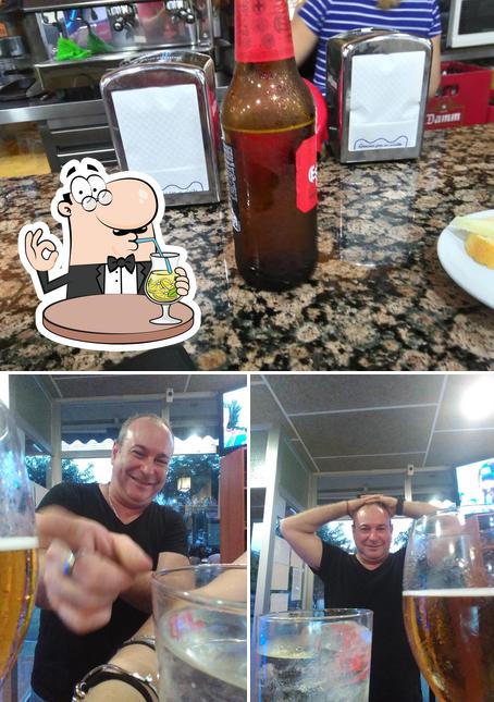 Фото, на котором видны напитки и барная стойка в Bar Tres Coronas