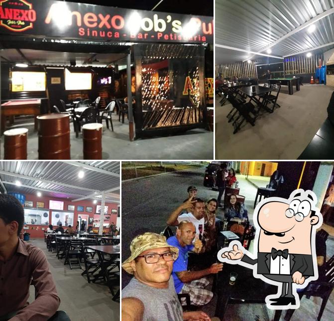 O interior do Anexo Jobs Pub Container