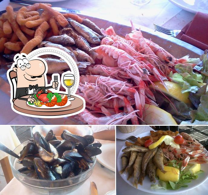 Order seafood at Etang d'urbino - restaurant sur l'eau