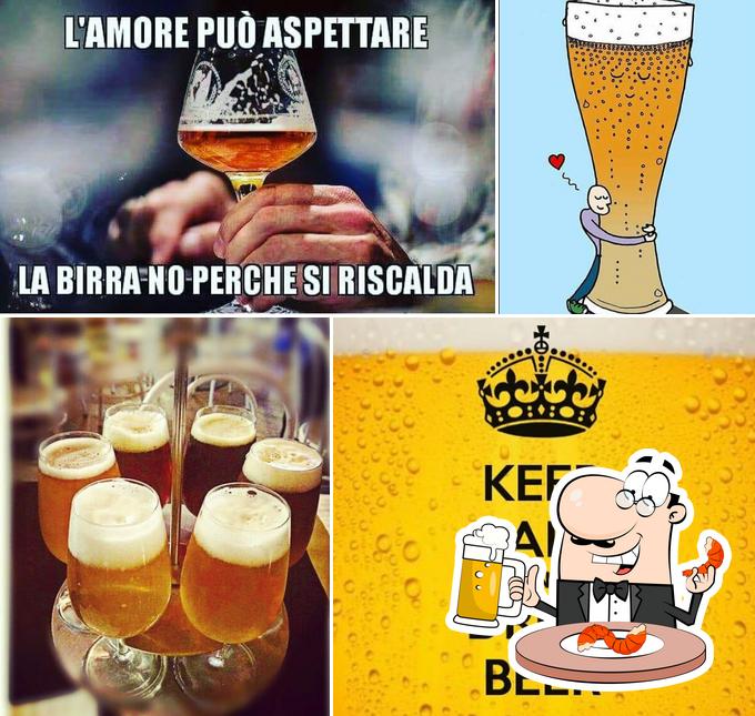 Puoi ordinare un rinfrescante bicchiere di birra chiara o scura