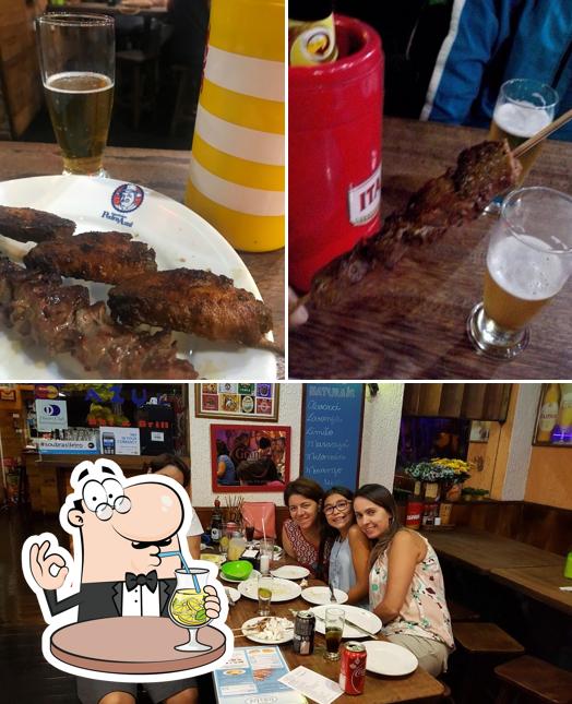 A foto da bebida e mesa de jantar no Espetinhos Pedra Azul